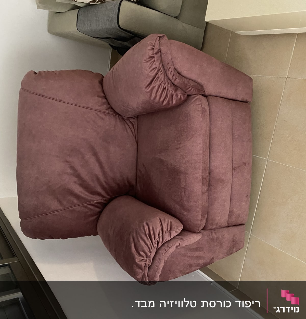 כורסה מרופדת בצבע ורוד כהה עם כריות צד